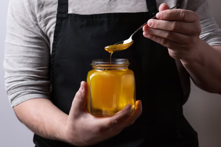 オーストラリア産ハチミツの瓶からスプーンですくった黄金色のジャラハニー