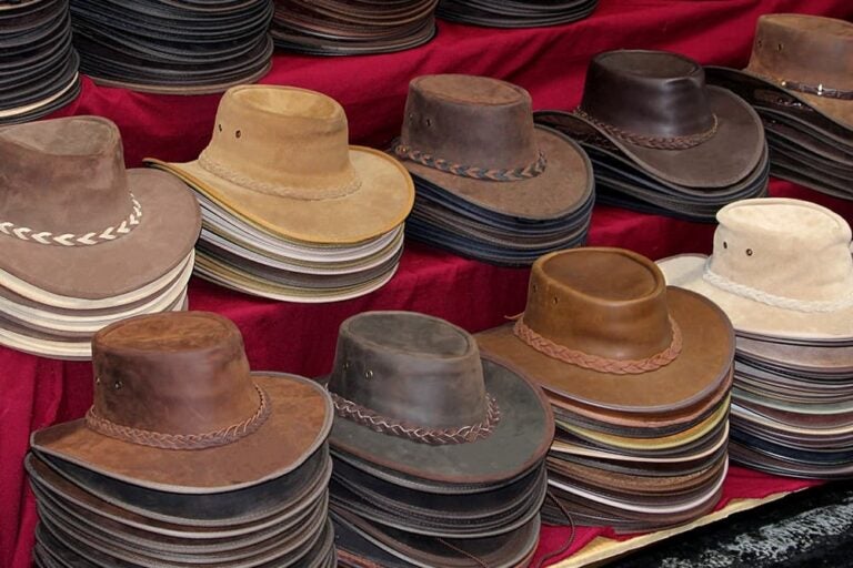 オーストラリアの専門店に並ぶカンガルー革のアウトバックハット
