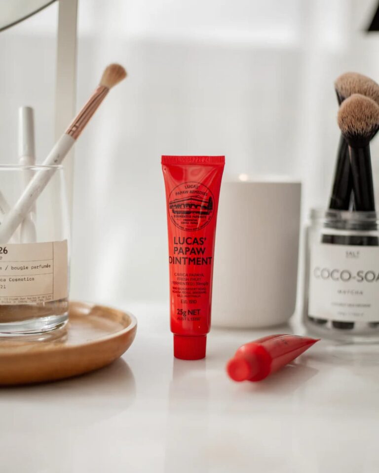 ルーカスポーポークリームの赤いチューブ（25g）とコスメグッズ