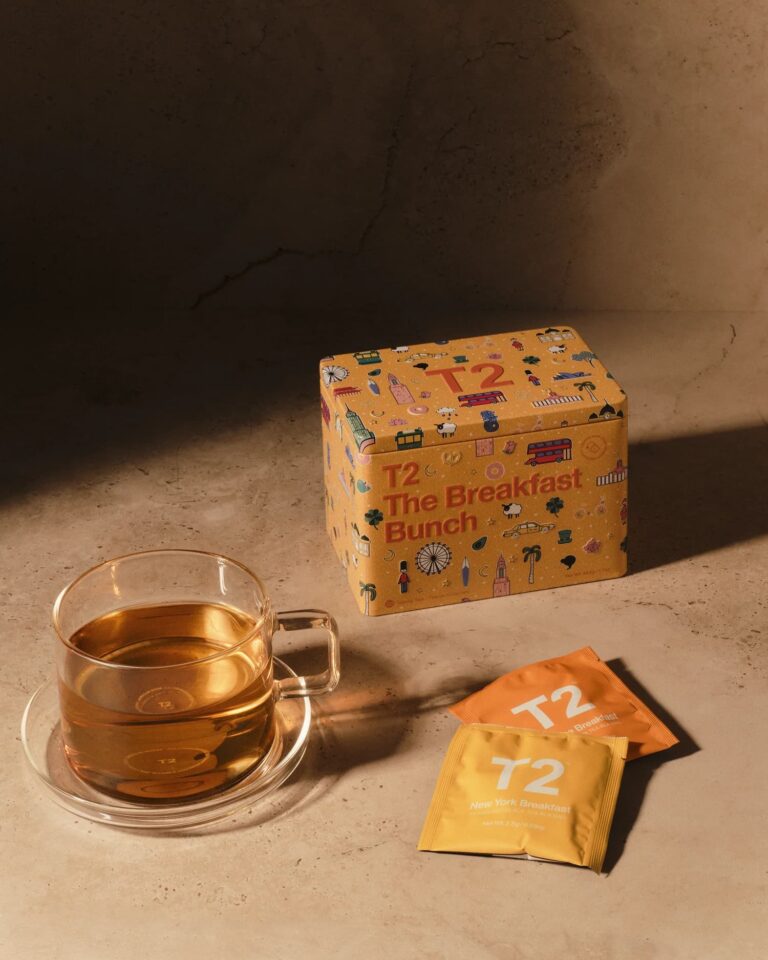 T2のギフト向き缶入りパッケージ「The Breakfast Bunch」とティーバッグ、淹れたての紅茶