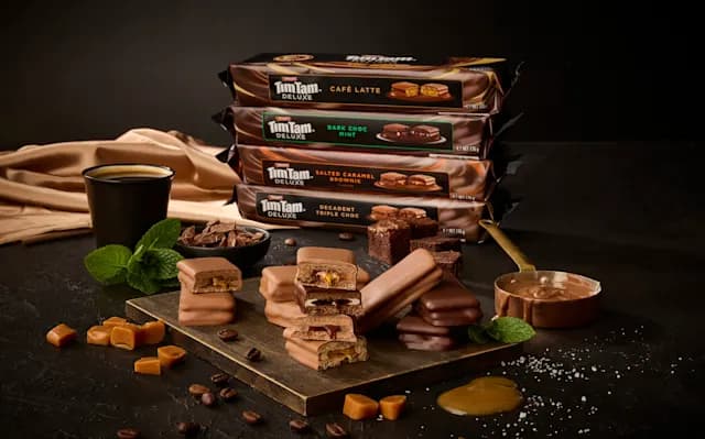 Tim Tam DELUXEシリーズ4種（カフェラテ・ダークチョコミント・ソルティッドキャラメルブラウニー・トリプルチョコ）のパッケージと断面