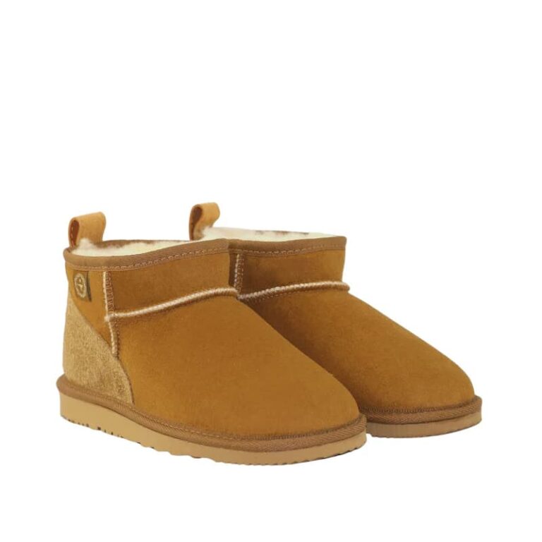 オーストラリア製シープスキンのUGGクラシックブーツ（チェスナットカラー）