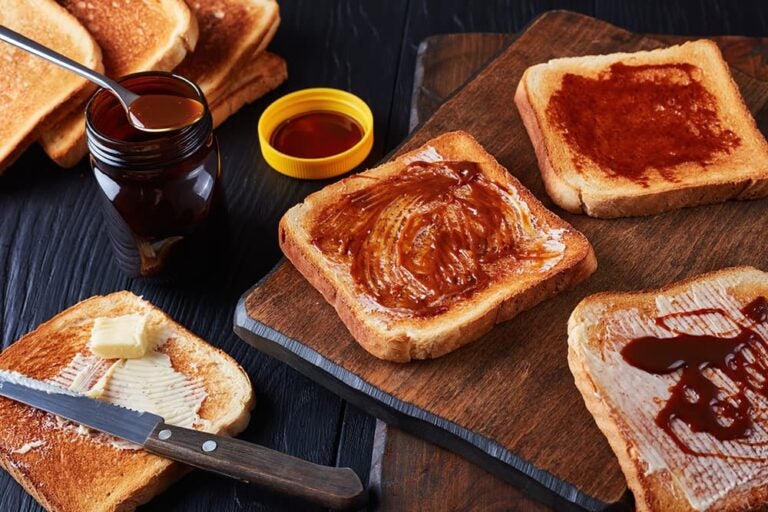 ベジマイトをトーストに塗ったオーストラリアの定番朝食スタイル