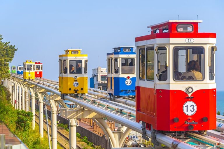 釜山の海沿いを走るカラフルな海岸列車