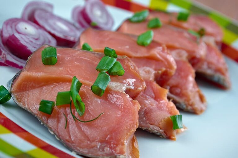 カナダ名物のスモークサーモンスライスを盛り付けた皿