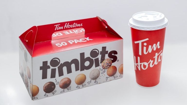 カナダの国民的カフェ「Tim Hortons」のコーヒーとTimbits50個入り
