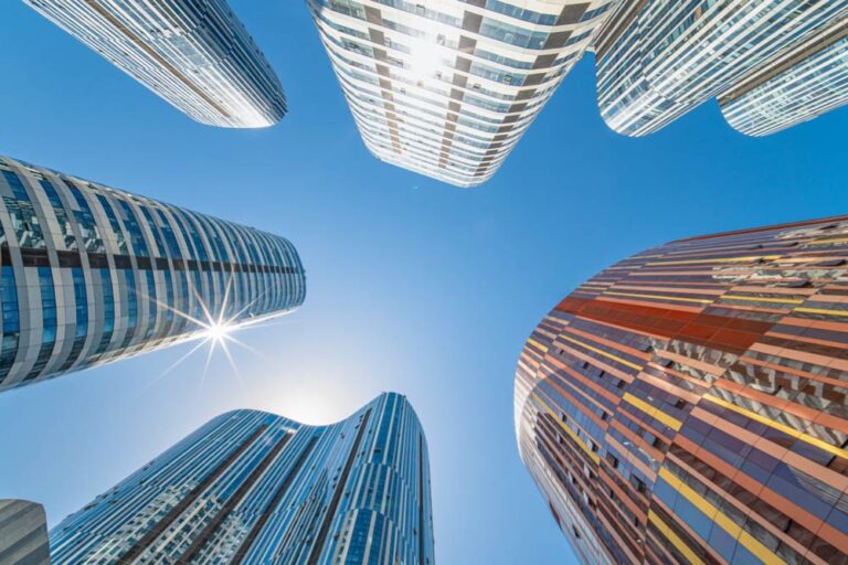 北京・三里屯エリアに立ち並ぶ近未来的なデザインの高層ビル群