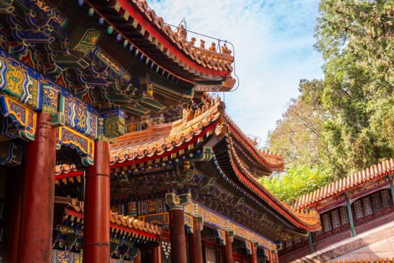 北京・頤和園にある中国伝統建築の装飾が施された回廊と屋根の風景