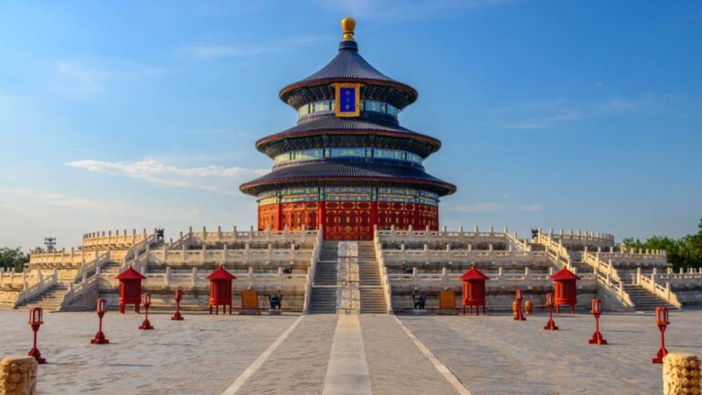 北京で必見の観光スポット・天壇の祈年殿を正面から撮影した荘厳な景観の写真