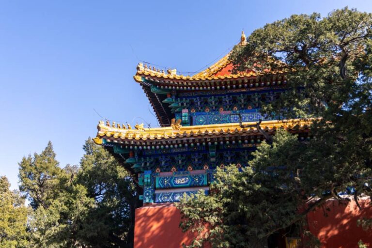 北京・雍和宮（ラマ寺）の色鮮やかな屋根装飾と伝統的な中国建築のディテール