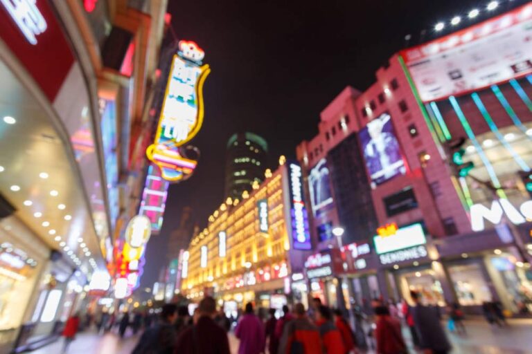 夜の上海・南京東路に広がるネオン輝く繁華街の街並み