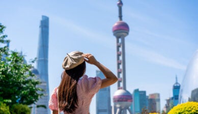 上海のシンボルである東方明珠タワーを眺める女性観光客の後ろ姿。