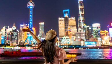 中国・上海の外灘から浦東の夜景を眺める観光客の後ろ姿