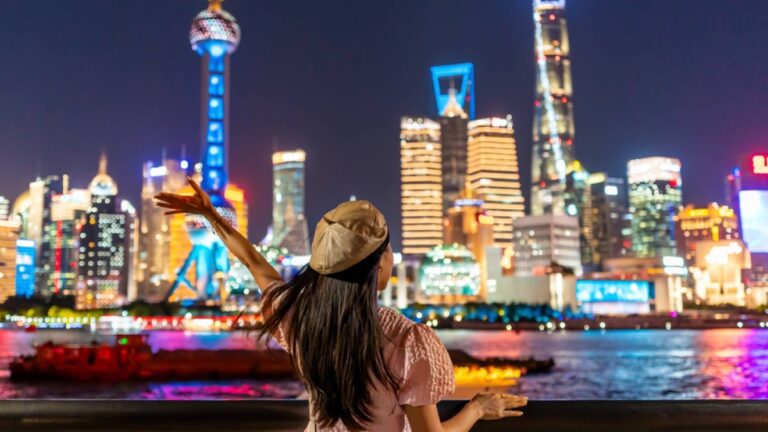 中国・上海の外灘から浦東の夜景を眺める観光客の後ろ姿