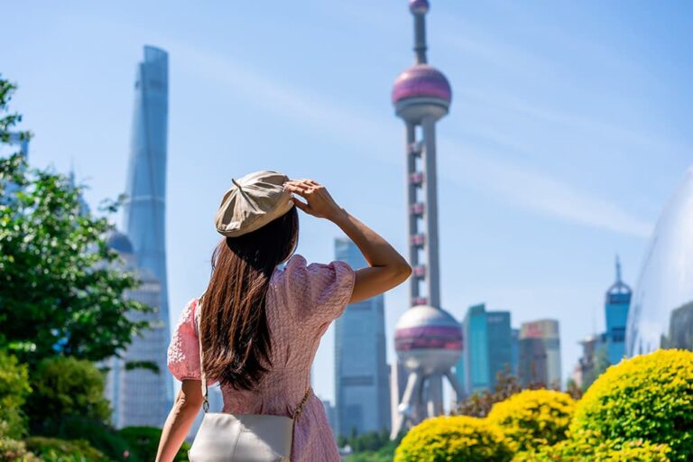 上海・浦東の高層ビル群を眺める女性。北京以外の中国都市への旅行をイメージした一枚