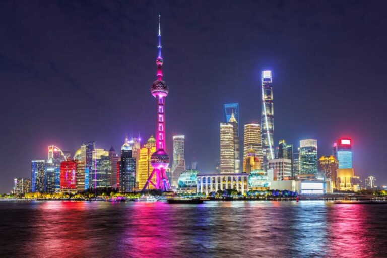 夜にライトアップされた上海・外灘から望む浦東の高層ビル群と東方明珠塔