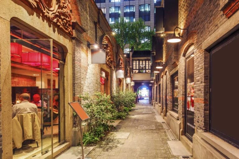 夜の上海・新天地の石庫門建築とレストランが並ぶ路地