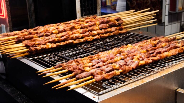中国の屋台で焼かれている肉の串焼き、ナイトマーケットの屋台グルメの様子