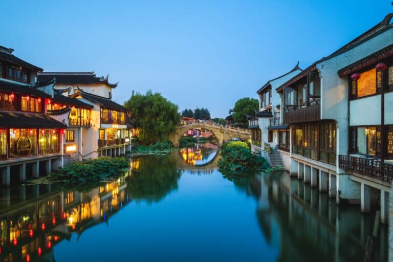 中国・烏鎮の夜景、水郷の運河とライトアップされた伝統家屋