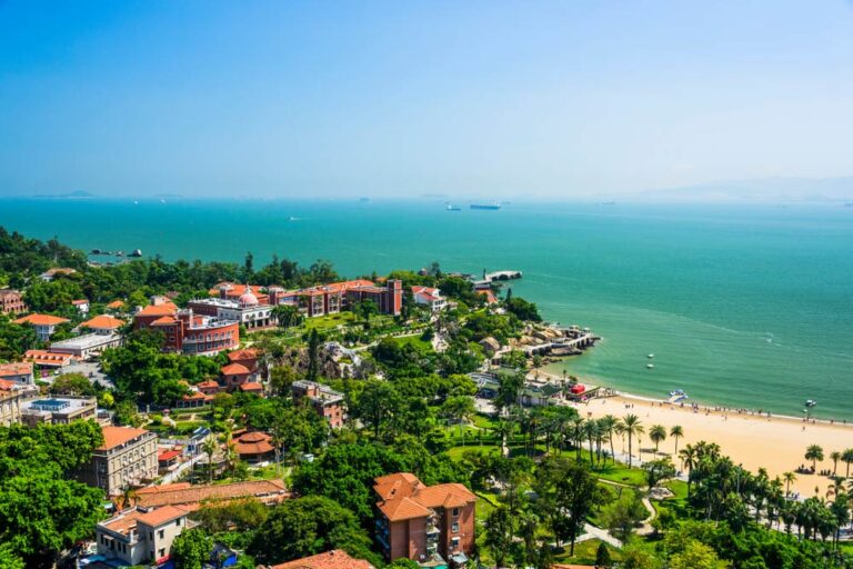 廈門の人気観光地・鼓浪嶼のビーチと歴史的建物を望む風景写真