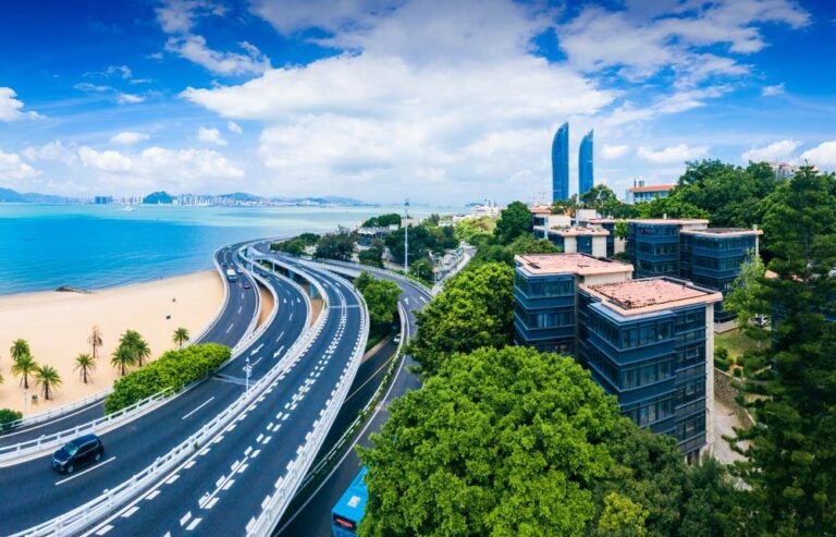 中国・厦門の環島路（Huandao Road）沿いに架かる演武大橋と白城ビーチ、海岸線を走る道路の景観