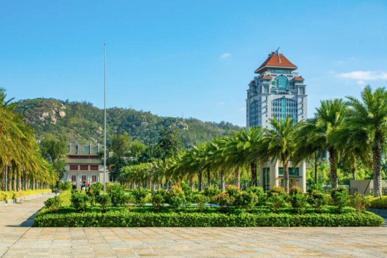 中国・厦門大学のキャンパスに広がるヤシ並木と南国らしい建築風景