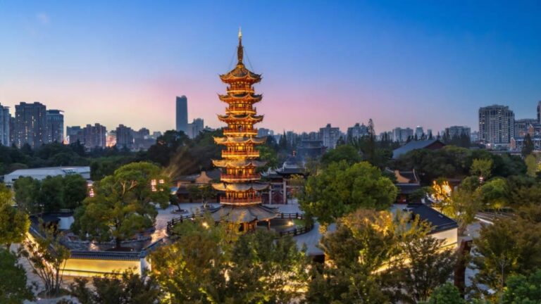 夕暮れにライトアップされた上海・龍華寺の龍華塔