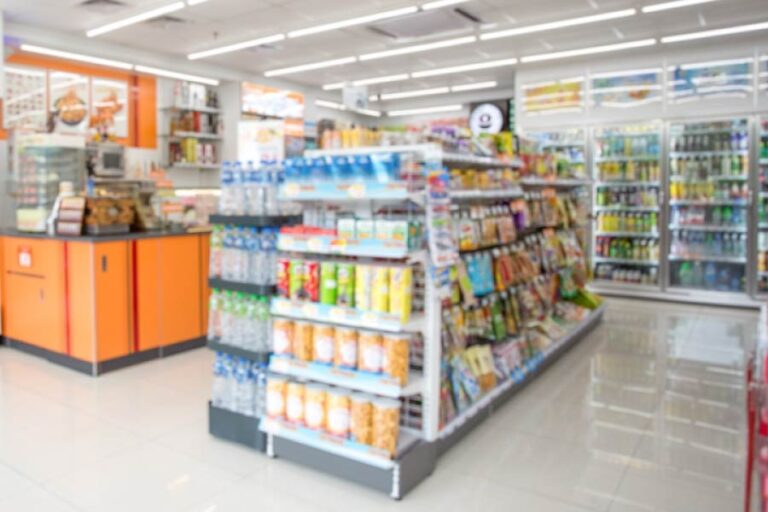 商品棚が並ぶ明るいコンビニエンスストアの店内の様子