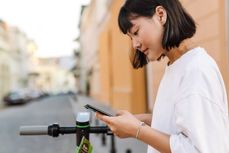 旅行先の街角でスマートフォンを操作し、快適に情報を確認する若い女性