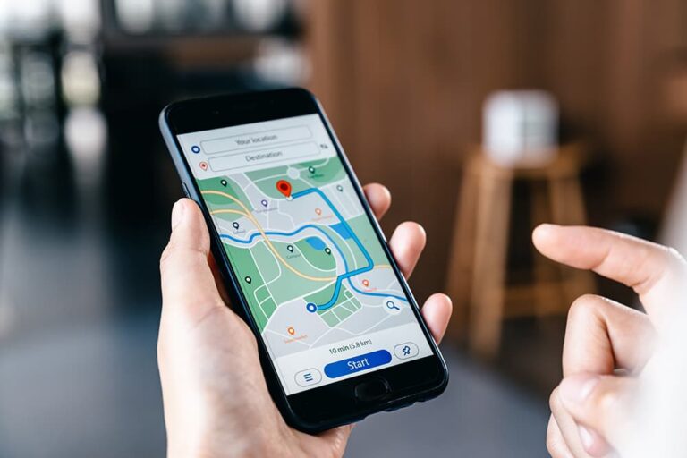 海外旅行中にスマートフォンの地図アプリで目的地までの経路を確認する様子