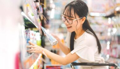 売り場で商品を手に取り、買い物をしている女性の様子