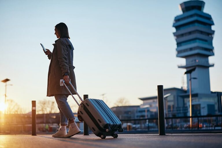 空港でスーツケースを持つ旅行者と、旅行日数別にahamo海外利用やeSIM併用を検討する場面
