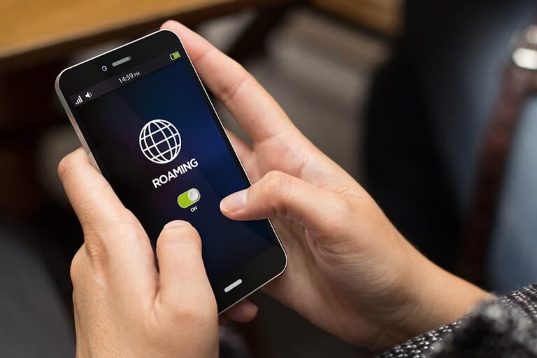 ahamo海外利用時にスマホのデータローミングをオンにする操作イメージ