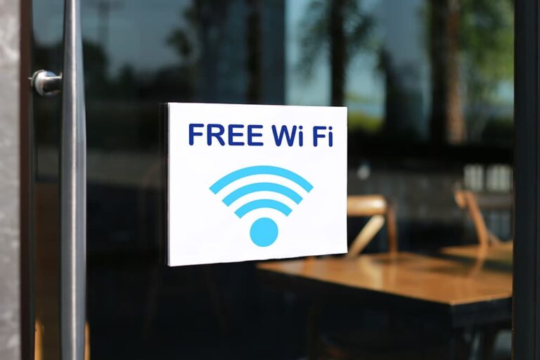 フリーWi-Fiの表示がある店舗で、海外旅行中に無料Wi-Fiを利用できる場所を示した写真