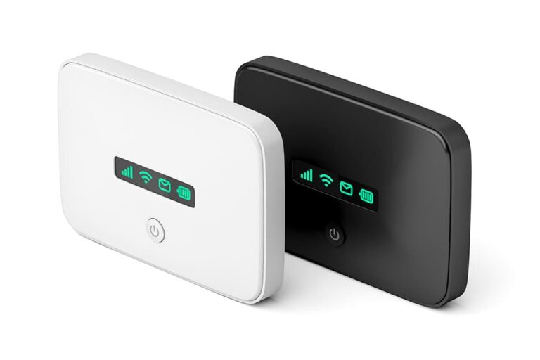 モバイルWi-Fiルーターを使って、海外でスマホや複数端末をインターネットに接続する方法を示した画像