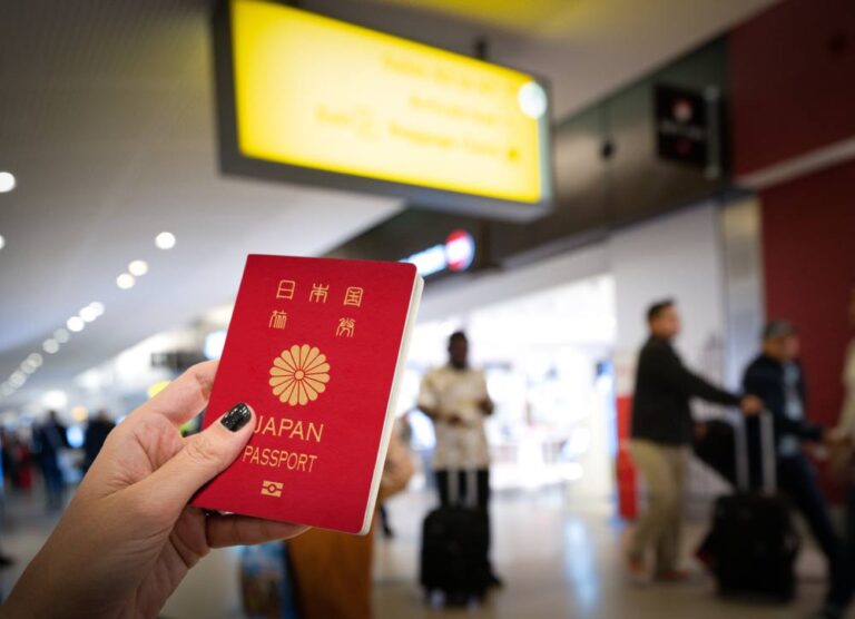 日本のパスポートを手に空港の入国審査エリアに向かう様子を写した写真
