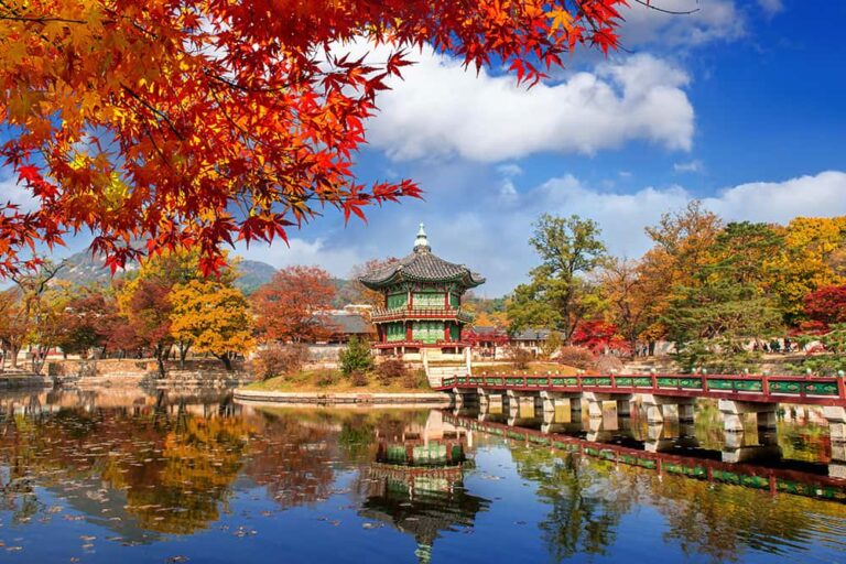 紅葉に彩られた韓国の宮殿と池に映る秋の風景