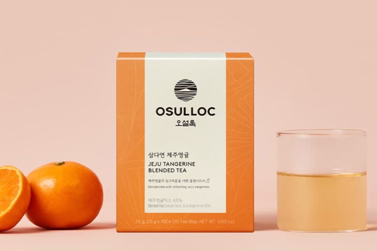 済州みかんとともに並べられたOSULLOCの三多然 済州ヨンギュル茶とティーカップ