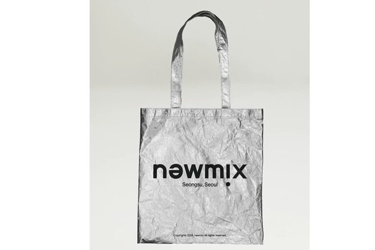 韓国・聖水店限定で販売されるnewmixのロゴ入りシルバートートバッグ