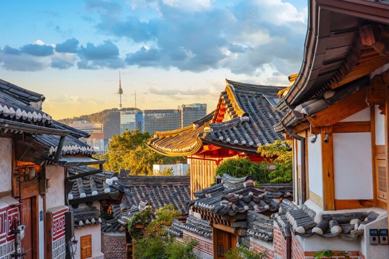 韓国土産を探せるスーパーや百貨店が集まるソウルの街並みと韓屋の風景