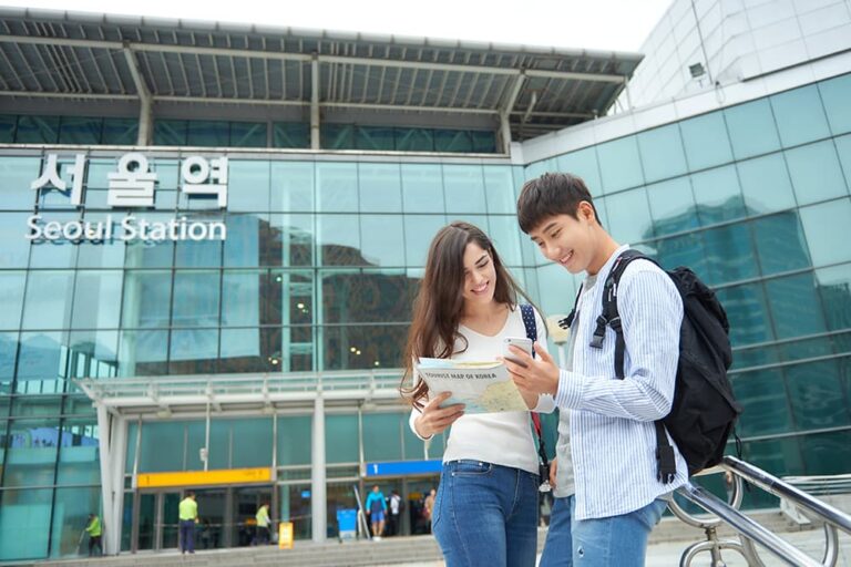 韓国土産を日本へ持ち帰る前に、スーツケースへ荷物を詰めている様子