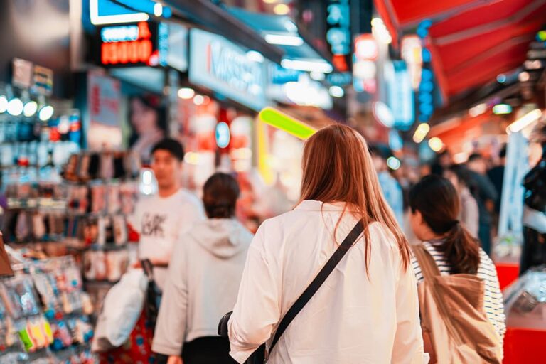 韓国の繁華街でショッピングを楽しむ旅行者の後ろ姿