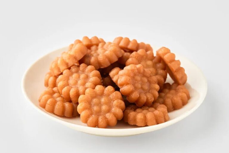 皿に盛られた韓国の伝統菓子・薬菓(ヤッカ)、日本では買いにくい韓国お土産の定番アイテム