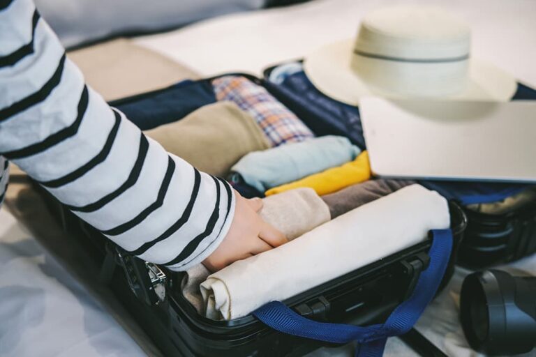 韓国旅行に向けてスーツケースに服を詰めて準備している様子