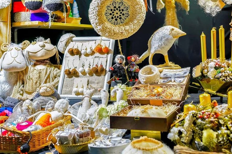 ラトビア・リガのクリスマスマーケットで並ぶ、手編みの小物や温もりあるハンドメイド工芸品の数々