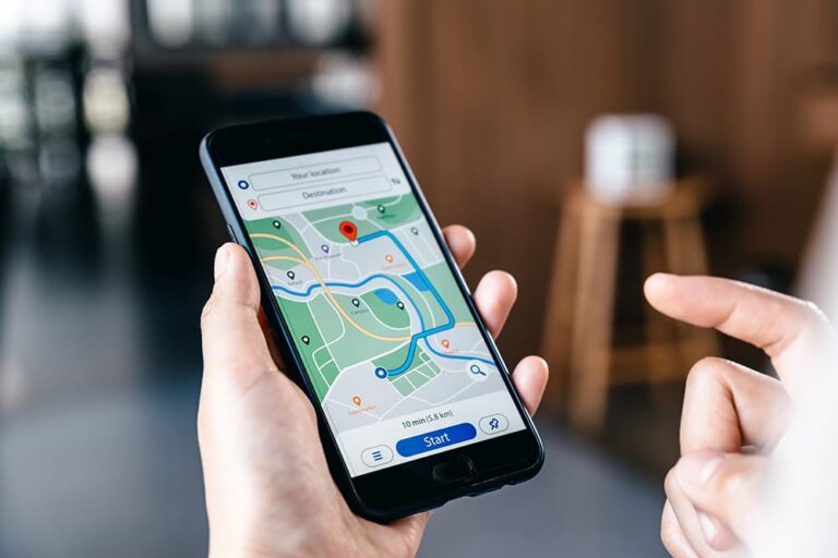 海外旅行先でスマホの地図アプリを確認する旅行者