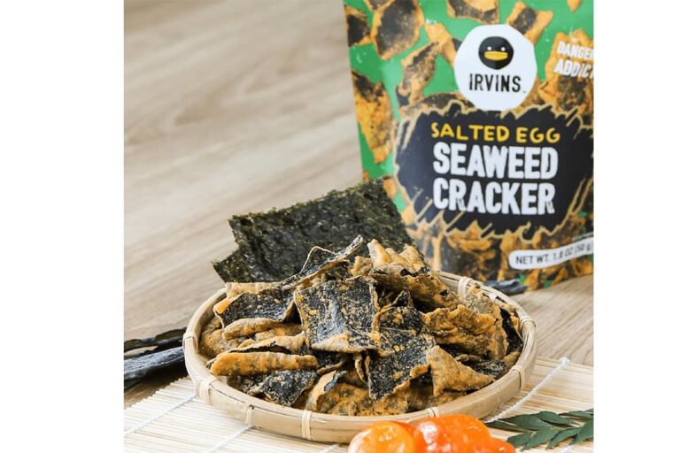 シンガポール発のIRVINSブランド、塩漬け卵風味の海苔クラッカーを皿に盛った様子