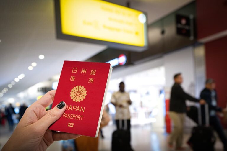 シンガポールの空港で日本のパスポートを手に持つ旅行者。GST還付手続きの際に必要な場面