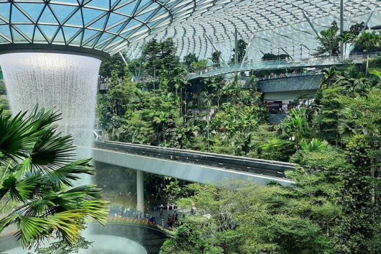シンガポールのジュエル・チャンギ空港内に広がる巨大な室内滝「レインボルテックス」と熱帯植物園