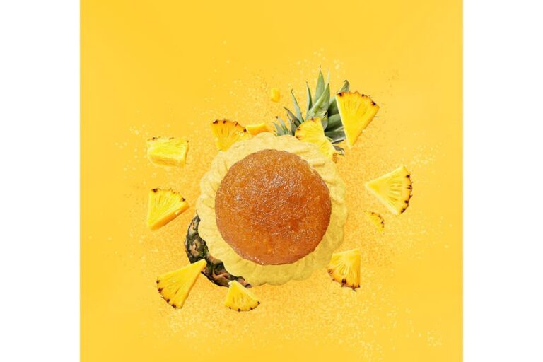 パイナップルジャムを包んだシンガポールの定番お菓子、パイナップルタルトのアップ写真
